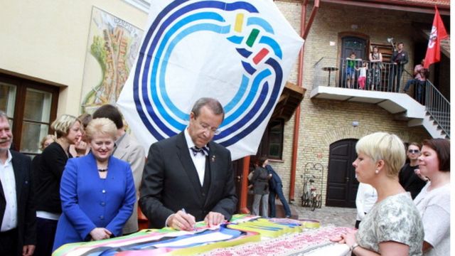 رئيس إستونيا حينها توماس هندريك إيلفس، وزوجته، ورئيسة ليتوانيا حينها أيضا داليا غريباوسكايتي في زيارة لأوزوبيس عام 2013