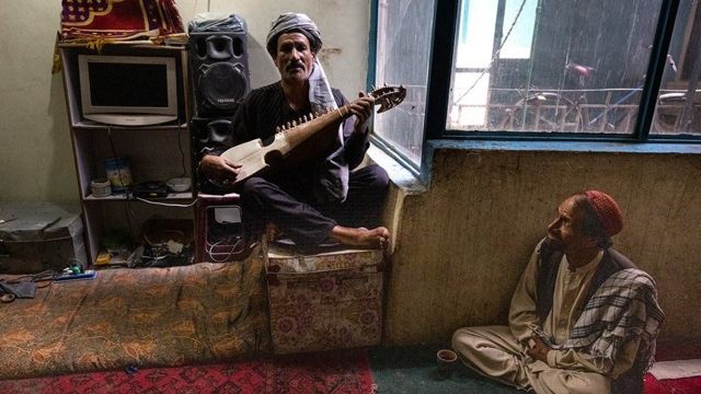 Músicos en un barrio de Kabul.