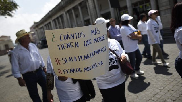 Grupo de personas pidiendo la pena de muerte en Guatemala