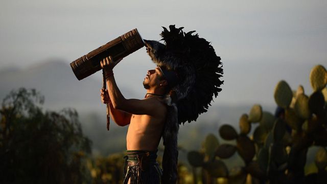 Un danzante con un traje prehispánico