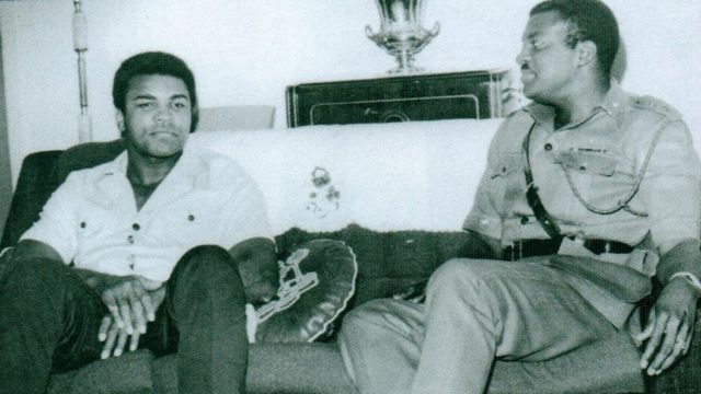 Aworan Omobolaji Johnson ati Muhammad Ali
