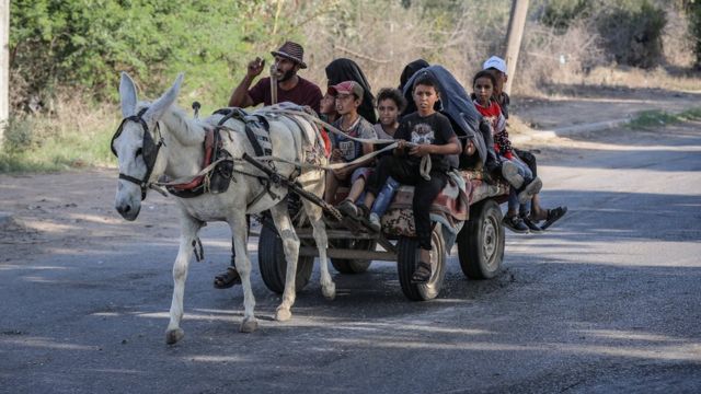 加沙城外一家人坐着驴车撤离（13/10/2023）