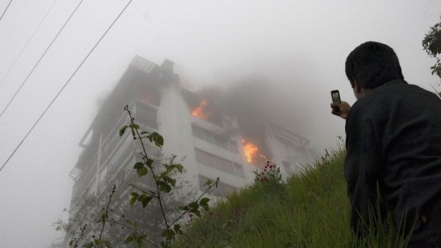 Incendio en Honduras con espectador filmando.