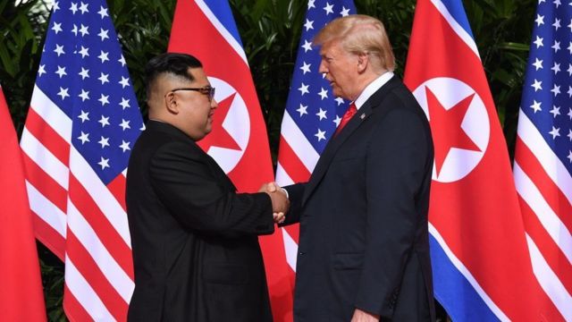 Indongozi ya Korea ya Ruguru Kim Jong-un (i bubamfu) na Perezida wa Amerika Donald Trump