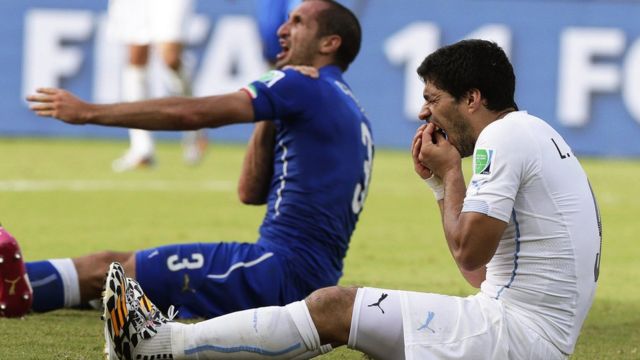 Luis Suárez negó en un principio que había mordido al defensor italiano.
