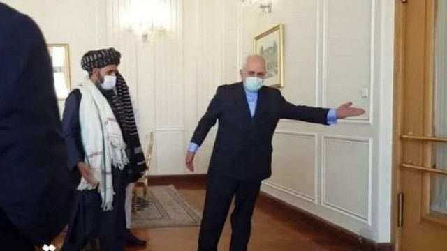 میزبانی محمدجواد ظریف وزیر خارجه وقت ایران از با عبدالغنی برادر از رهبران ارشد طالبان در تهران