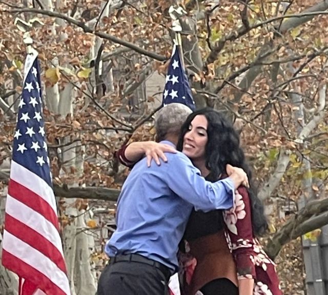 Fotografia colorida mostra Gisele abraçando Obama