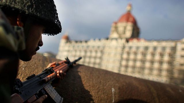 Seorang tentara India saat penangkapan Hotel Taj Mahal di Mumbai.