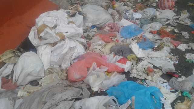 மட்டக்களப்பு வீதிகளில் குவியும் குப்பைகள்