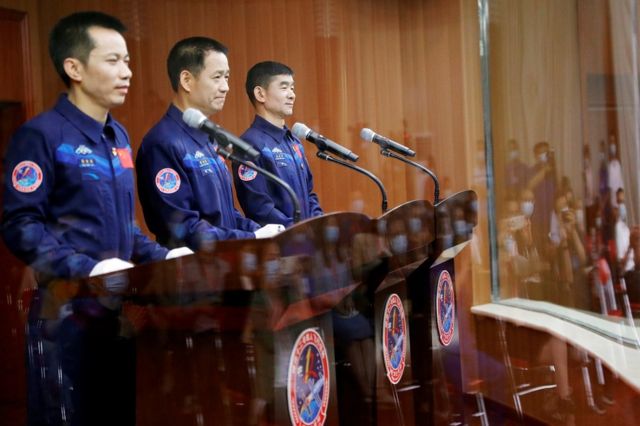 三名宇航员聂海胜、刘伯明和汤洪波。