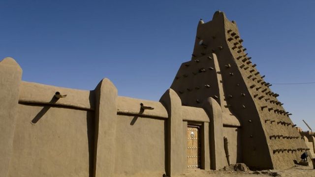 مانسا موسی در دهه ۱۳۰۰ با ساخت صدها مدرسه ، کتابخانه و مسجد ، تیمبوکتو را به یکی از مهم ترین کانون های مباحثات وگفت و گو های روشنفکری بدل کرد .