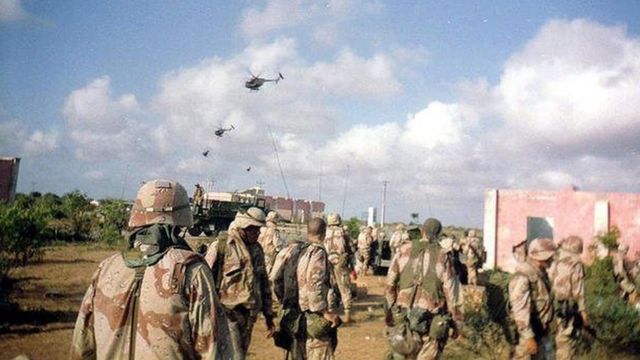 Askar ka tirsan ciidamada Mareykanka ee ku sugnaa Soomaaliya oo daawanaya howlgal ay diyaaradaha nooca qumaatiga u kaca ka wadeen Muqdisho 3-dii bishii October, 1993-kii