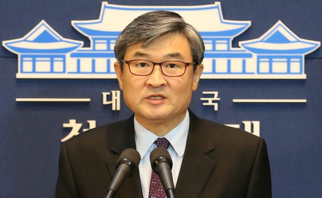 北朝鮮に警告する韓国政府の声明をテレビの前で読み上げる趙太庸氏(3日)