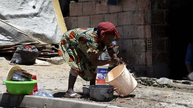 Les migrants africains qui ne sont pas encore expulsés, sont regroupés dans un camp à la périphérie ouest d'Alger.