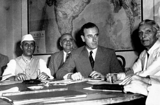 Radcliffe (tengah) berpartisipasi dalam pertemuan dengan Nehru (kiri) dan Jinnah (kanan) tentang pembagian India menjadi dua negara bagian.