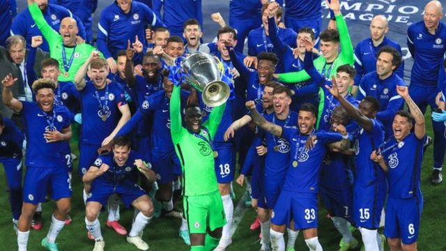 Edouard Mendy na Chelsea wanasherehekea ushindi wao wa Ligi ya Mabingwa 2021