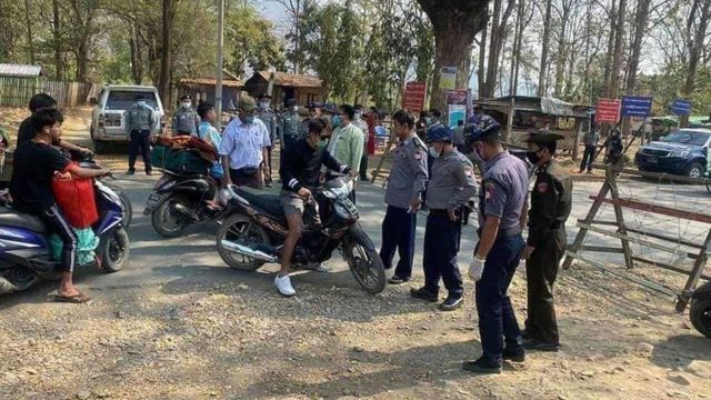 ကလေးမြို့အဝင်မှာ စစ်ဆေးနေစဉ်
