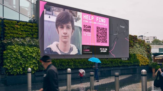 Kayıp ilanlarını 3 boyutlu görsellerle değiştiren bir billboard.