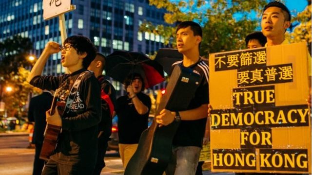 Jeffrey Ngo dùng âm nhạc cùng bạn bè để kêu gọi dân chủ cho Hong Kong ở Mỹ năm 2016.