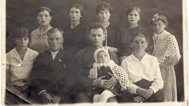 Слева направо, первый ряд: дочь Анна, Яков Митрофанович, сын Константин (отец Якова) на руках внучка Я.М. и А.Г. Светлана, Анна Гавриловна; второй ряд: дочери Ульяна, Екатерина, Мария, Татьяна, Зоя. Мурманск, 1938 год