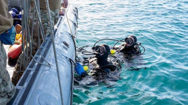 Buzos de la Armada ayudaron a recuperar el globo del Océano Atlántico