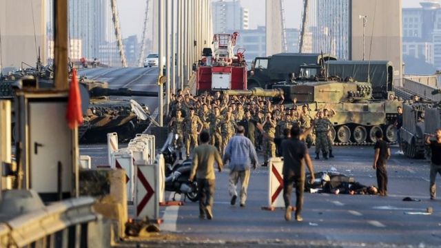イスタンブールのボスポラス橋で投降する反乱兵たち（7月16日)