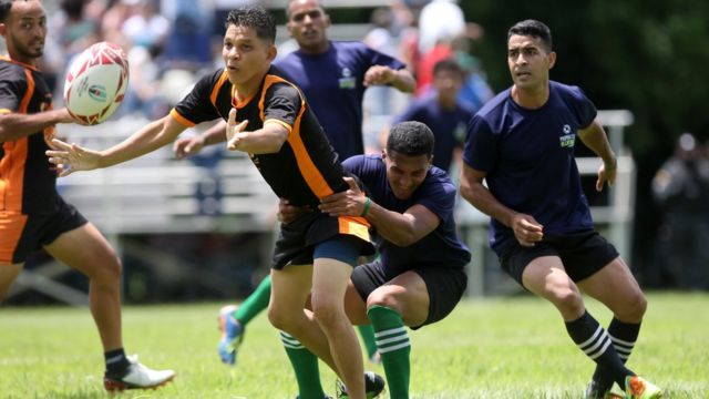 Anther jugando rugby.