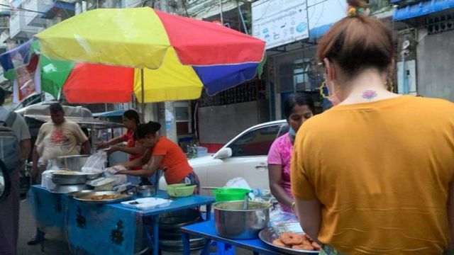 Jualan makanan di Yangon.