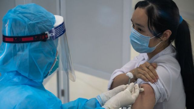Việt Nam: Thêm 2 ca phản ứng nặng khi tiêm vaccine AstraZeneca - BBC News  Tiếng Việt