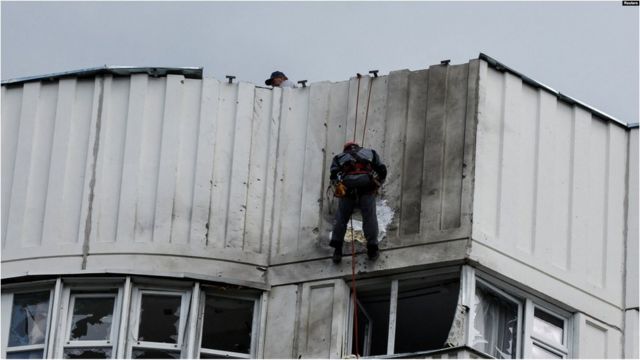 Будівля, що за повідомленнями, постраждала від атаки дрона в Москві