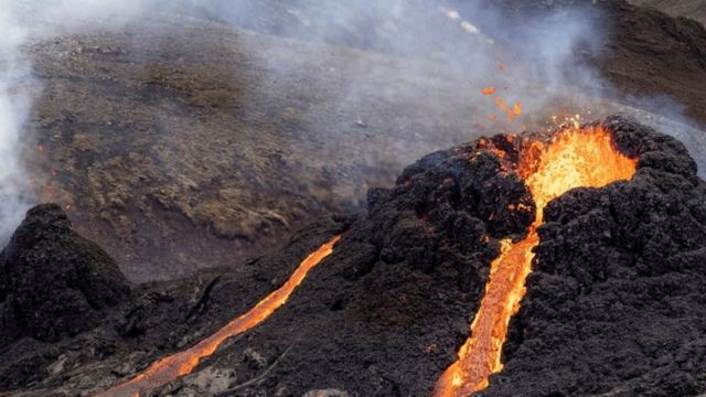 La lava fluye del volcán Fagradalsfjall el 20 de marzo.