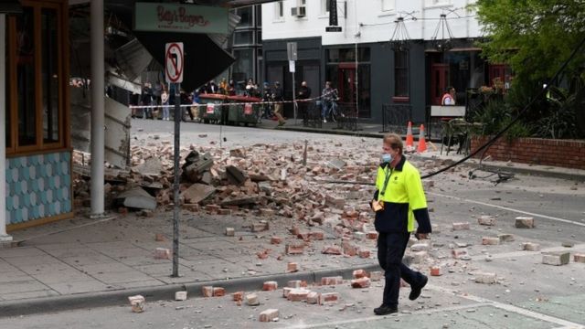После землетрясения на улицах Мельбурна появились груды обломков