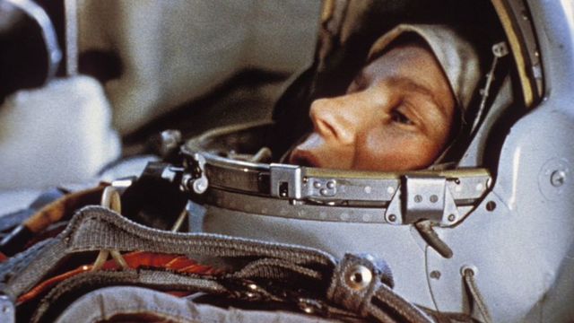 Valentina Tereshkova em 1963 com seu traje espacial