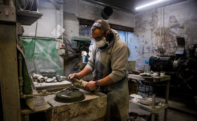 工人们手工打磨一块冰壶用的石头需要一个小时。(photo:BBC)