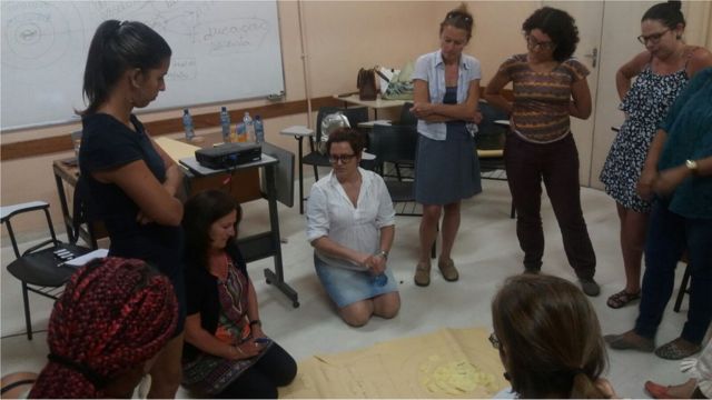 Mulheres da Maré durante atividade numa sala de aula