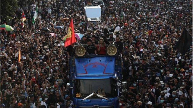 ผู้ชุมนุมกลุ่มราษฎรเคลื่อนขบวนจากอนุสาวรีย์ประชาธิปไตยไปทำเนียบฯ เมื่อ 14 ต.ค. 2563