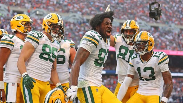 NFL week 12 review & results: Aaron Rodgers hurt as Eagles beat Packers  while Chiefs beat Rams - BBC Sport