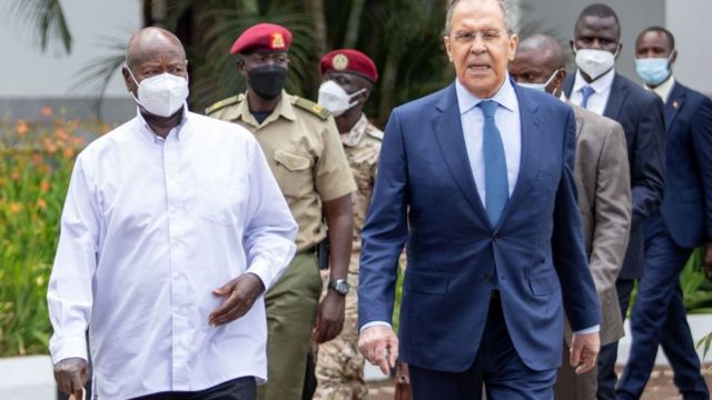 الرئيس الأوغندي يويري موسيفيني (إلى اليسار) يسير مع وزير الخارجية الروسي سيرجي لافروف (يمين) في قصر الرئاسة في عنتيبي، أوغندا، في 26 يوليو، 2022.