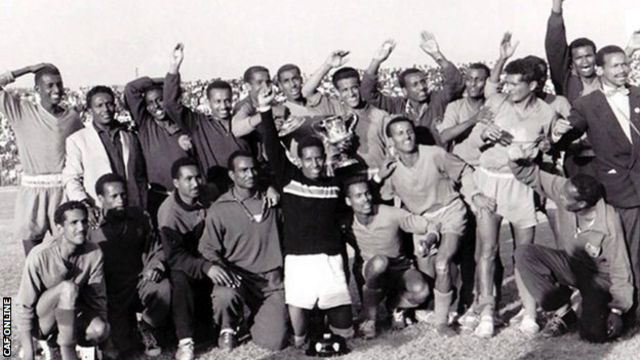 L'équipe éthiopienne victorieuse de 1962 célèbre son triomphe à la Coupe des Nations