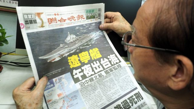Diario taiwanés con la noticia del portaviones chino acercándose.