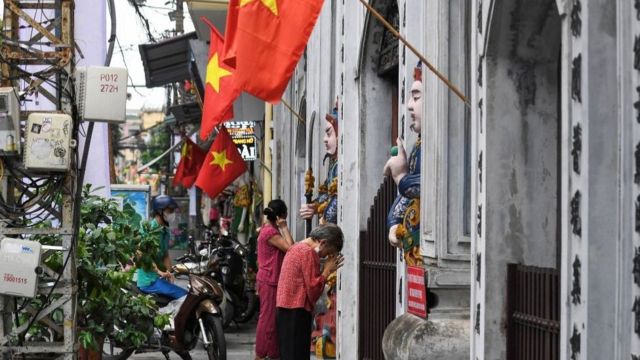 Đình, chùa Việt thường treo cờ