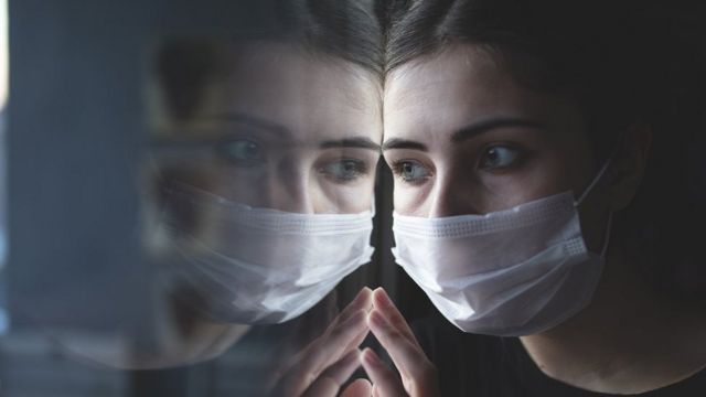 கொரோனா வைரஸ்: "வீட்டில் இருப்பவர்களிடமிருந்தே கோவி 19 அதிகளவில் பரவுகிறது" - புதிய ஆய்வு