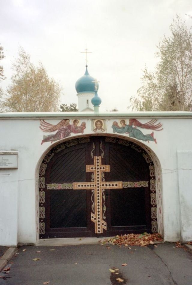 Ворота кладбища в пригороде Парижа Сент-Женевьев-де-Буа где среди многих других великих русских эмигрантов (Бунин, Нуреев, Тарковский) похоронен и Александр Галич