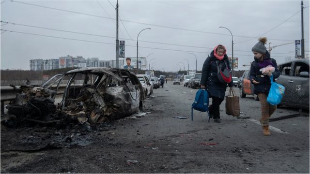 Civilians leaving the city of Irpin during the evacuation during the Russia-Ukraine War, on 7 March 2022