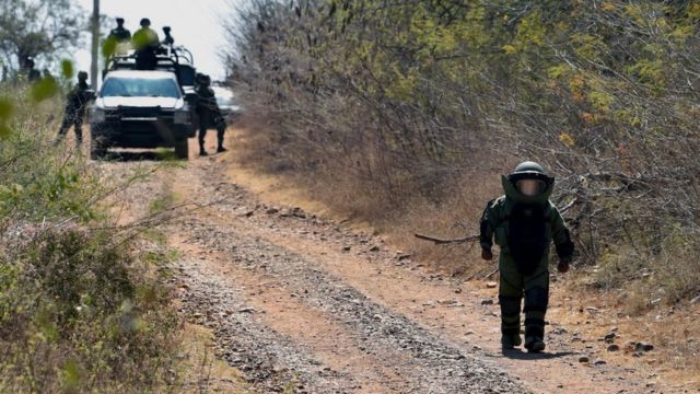 Soldado mexicano buscando minas