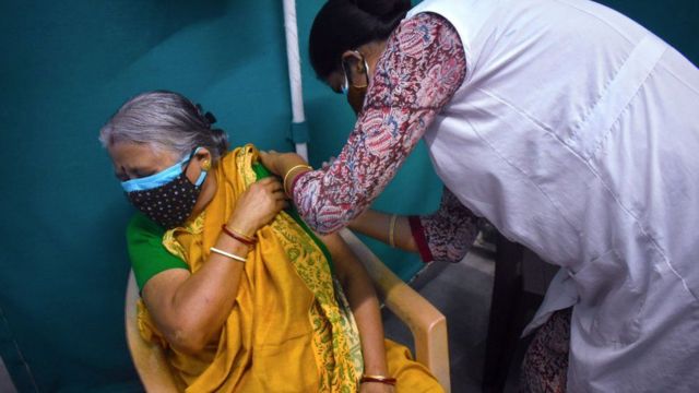 امرأة هندية تتلقى جرعة من اللقاح