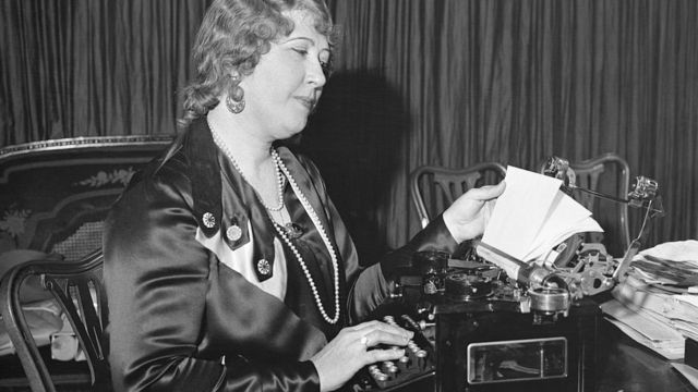 Imagen de Beulah Louise Henry con su máquina de escribir