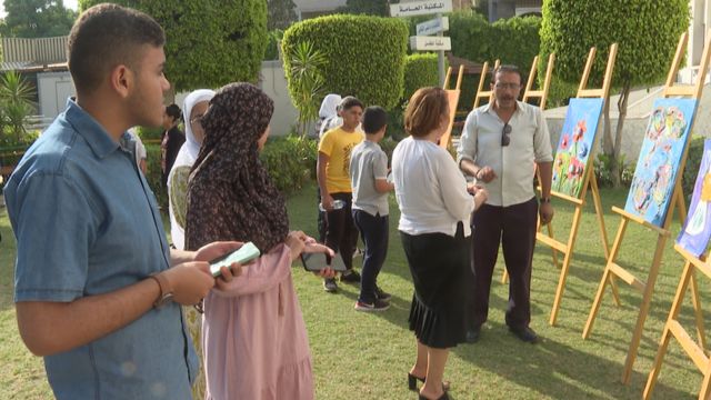 معرض للفن التشكيلي باستخدام تكنولوجيا الذكاء الصناعي للتوعية بمخاطر استخدام المواد البلاستيكية على البيئة