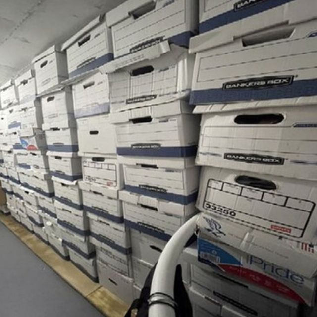 Decenas de cajas con material traído de la Casa Blanca estaban apiladas en un cuarto de depósito en Mar-a-Lago.