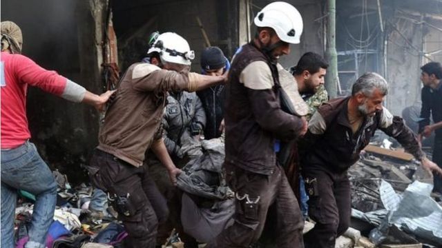 امدادگران در محل بمباران شده در سوریه